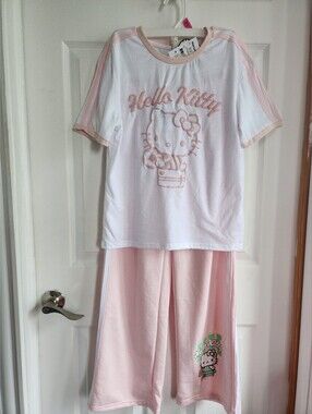 Hello Kitty Girls' Wide Leg Sweatpants in pink S Med/ 100037
